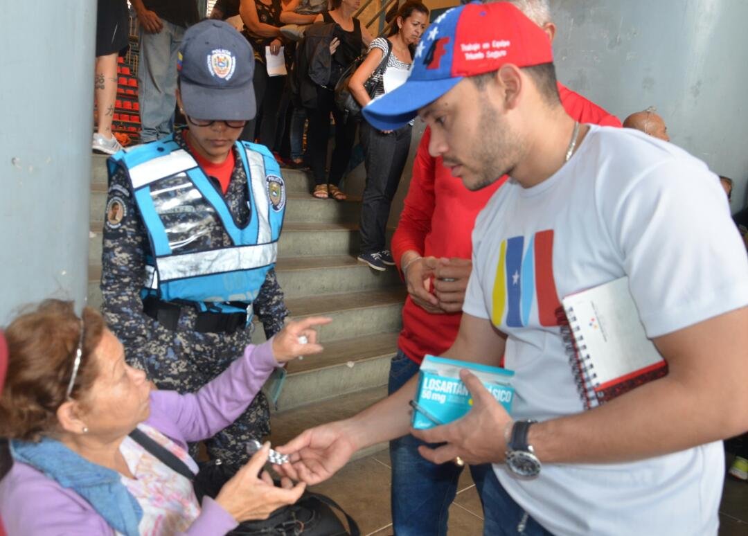 Rosusf23's tweet photo. Cómo parte de las políticas de protección social impulsadas por el Pdte. @NicolasMaduro, bajo la tutela del Protector del #Táchira @FreddyBernal, a través del Serv. @SaludYa800, hemos atendido 75mil pacientes a lo largo del estado garantizando la protección de los tachirenses. https://t.co/xL7mMV8xaJ