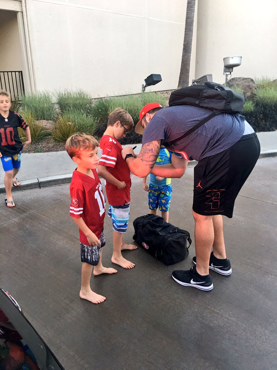 LisaPierce__'s tweet photo. 📍 Ahhhh the little ones came running!!! #CjTime @cjdilauro67 #49ers #49ersFaithful ✍🏻🏈❤️ https://t.co/k9k27KZW9m