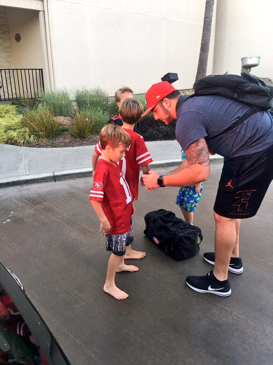 LisaPierce__'s tweet photo. 📍 Ahhhh the little ones came running!!! #CjTime @cjdilauro67 #49ers #49ersFaithful ✍🏻🏈❤️ https://t.co/k9k27KZW9m