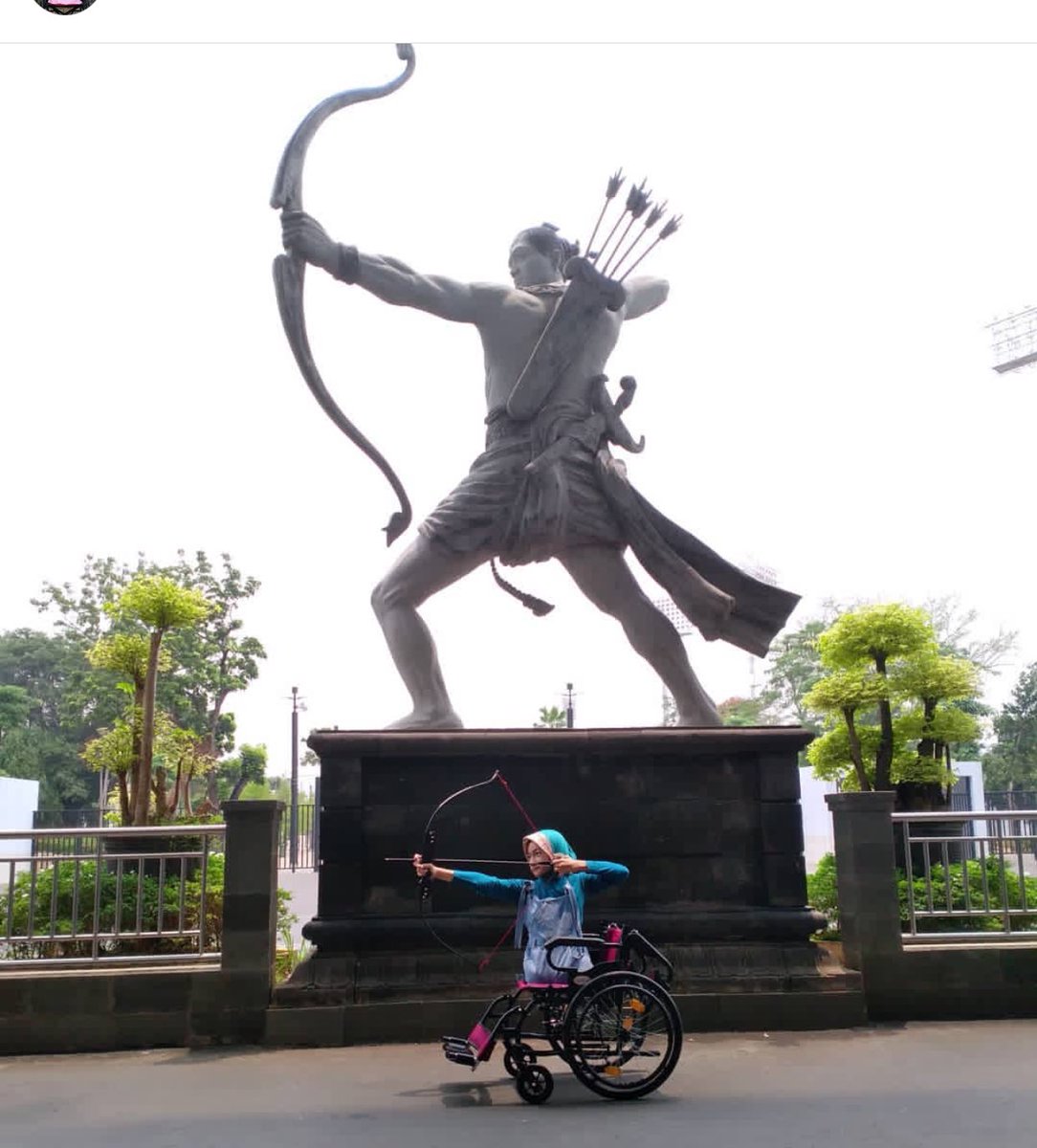 maman1965's tweet photo. ABILITY

Bulan Karunia Rudianti.

Aku, padamu
Kau ajarkanku
Tentang syukur lewat senyummu
Tentang masa depan lewat busur panahmu
Tentang cinta padanya Yang Satu

Semalam
Ada anak memanah rembulan
Dengan sepenuh keyakinan
Akan karuniaNya:
Aku mampu! https://t.co/nKyTZobxAA