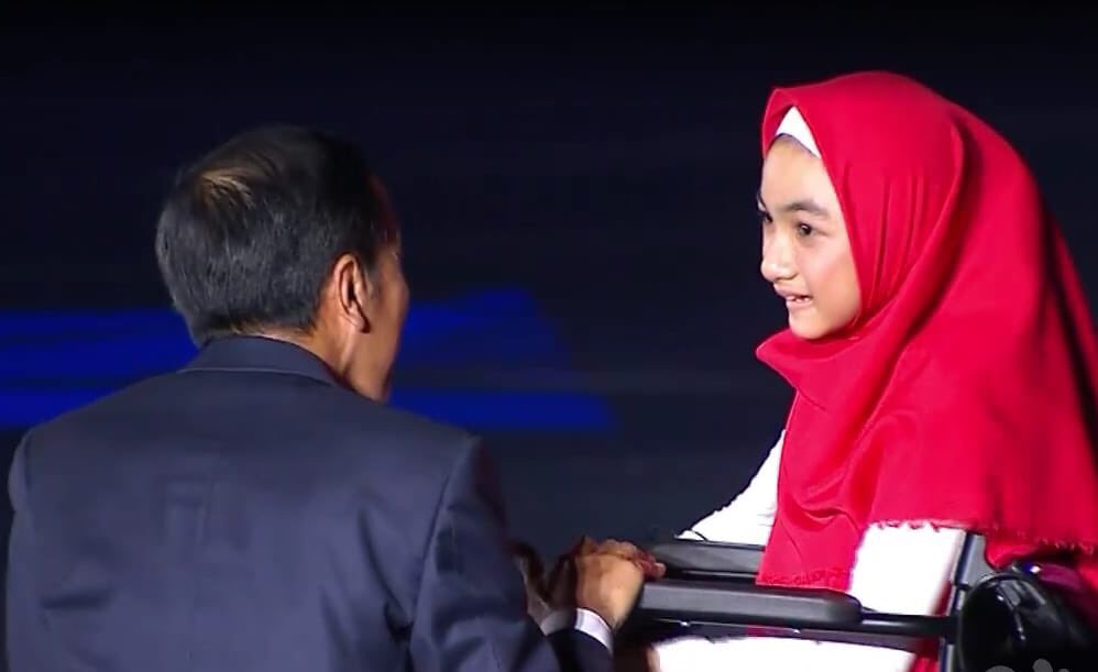 maman1965's tweet photo. ABILITY

Bulan Karunia Rudianti.

Aku, padamu
Kau ajarkanku
Tentang syukur lewat senyummu
Tentang masa depan lewat busur panahmu
Tentang cinta padanya Yang Satu

Semalam
Ada anak memanah rembulan
Dengan sepenuh keyakinan
Akan karuniaNya:
Aku mampu! https://t.co/nKyTZobxAA