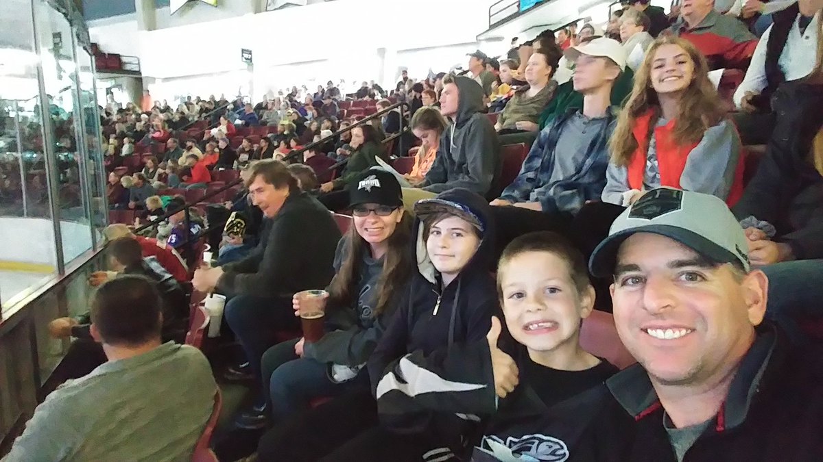 Go Steelies!! #FeelTheSteel <a href="/Steelheads/">Idaho Steelheads</a> Saturday night done right at the arena with the fam! #BeatTheGrizzlies