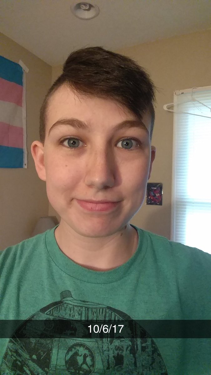 Space_Mantis's tweet photo. One year difference. Mainly there's a lot more acne :/ #trans #MyTransBody #nonbinarytransguy https://t.co/cXLE25BgLK