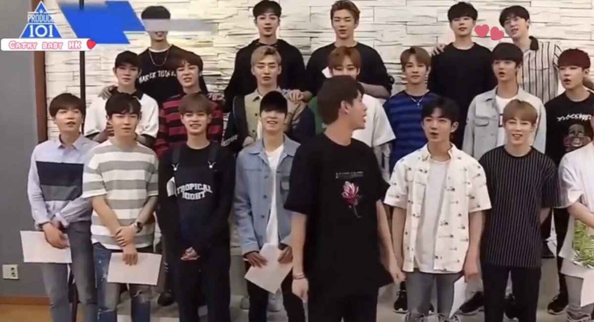 ddrreeaamm's tweet photo. ก็คือในขณะที่คนอื่นๆเ��ายืนตัวตรงกัน แต่แบบก็จะมีอยู่คนนึงที่โลกเอียงอะค่ะ โลกเอียงไม่พอยังต้องเอามือไปพาดคนข้างๆอะค่ะ คือแบบบบบบไรอะคะ

#มินซอน https://t.co/c9cw4QHENo
