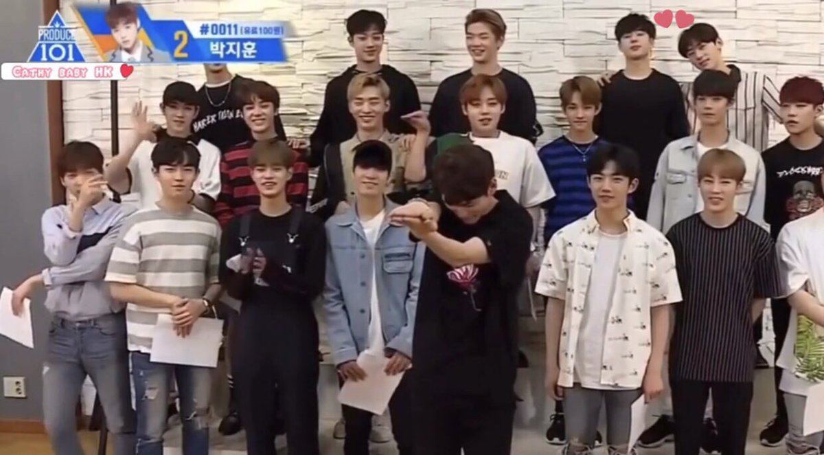 ddrreeaamm's tweet photo. ก็คือในขณะที่คนอื่นๆเ��ายืนตัวตรงกัน แต่แบบก็จะมีอยู่คนนึงที่โลกเอียงอะค่ะ โลกเอียงไม่พอยังต้องเอามือไปพาดคนข้างๆอะค่ะ คือแบบบบบบไรอะคะ

#มินซอน https://t.co/c9cw4QHENo