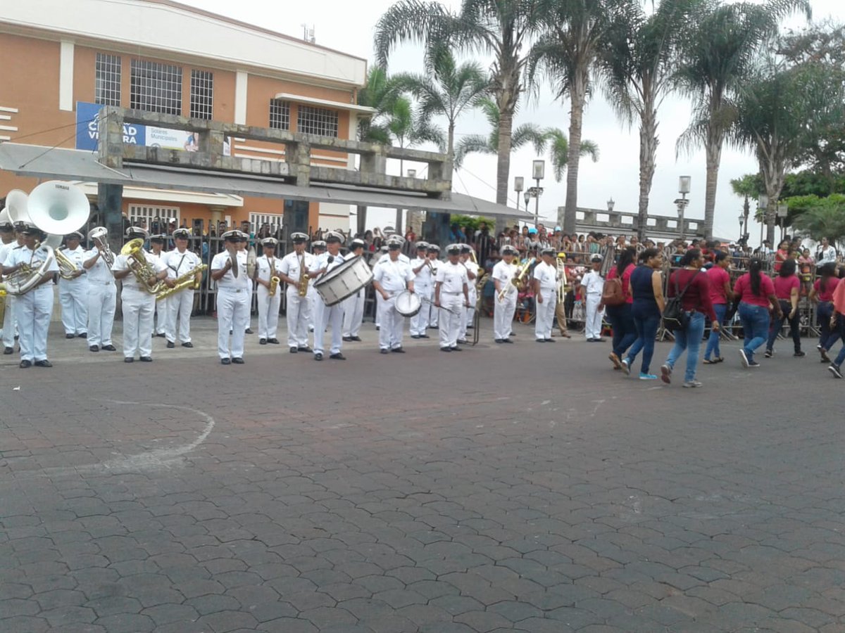 armada_ecuador's tweet photo. #Guayaquil| La Banda Blanca de la @armada_ecuador participó en el desfile cívico militar por conmemorarse los 158 años de la Provincia de Los Ríos #CUINMA https://t.co/3NL0p9ywT6