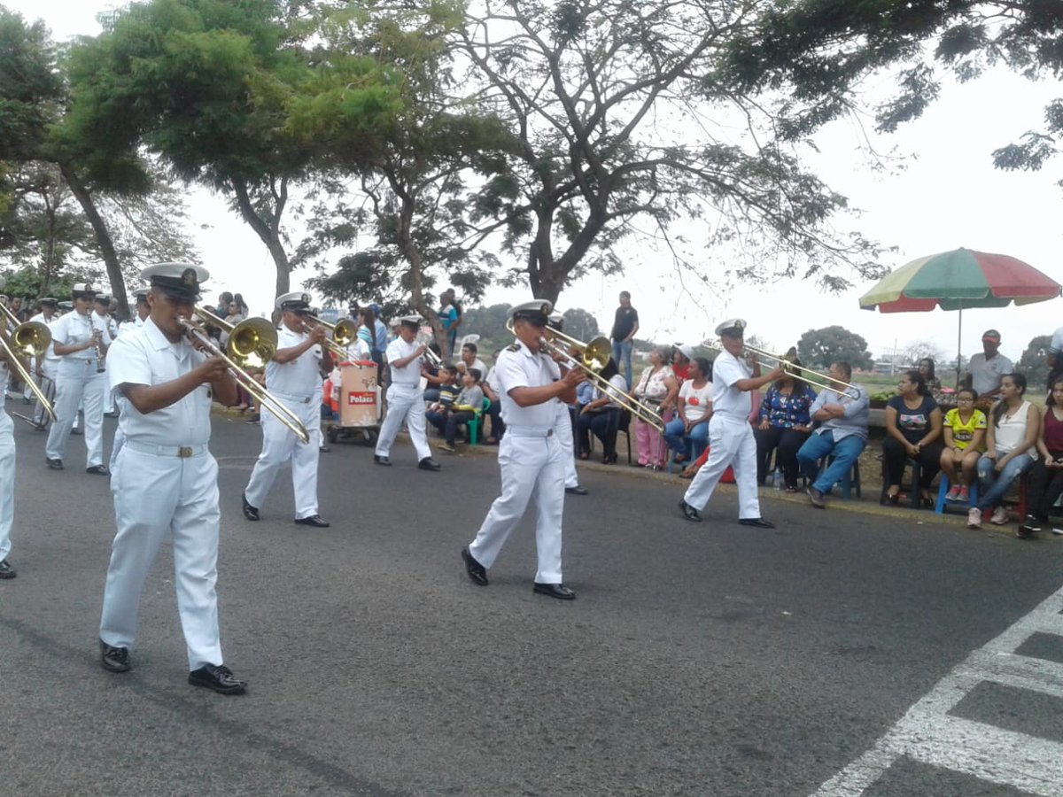 armada_ecuador's tweet photo. #Guayaquil| La Banda Blanca de la @armada_ecuador participó en el desfile cívico militar por conmemorarse los 158 años de la Provincia de Los Ríos #CUINMA https://t.co/3NL0p9ywT6
