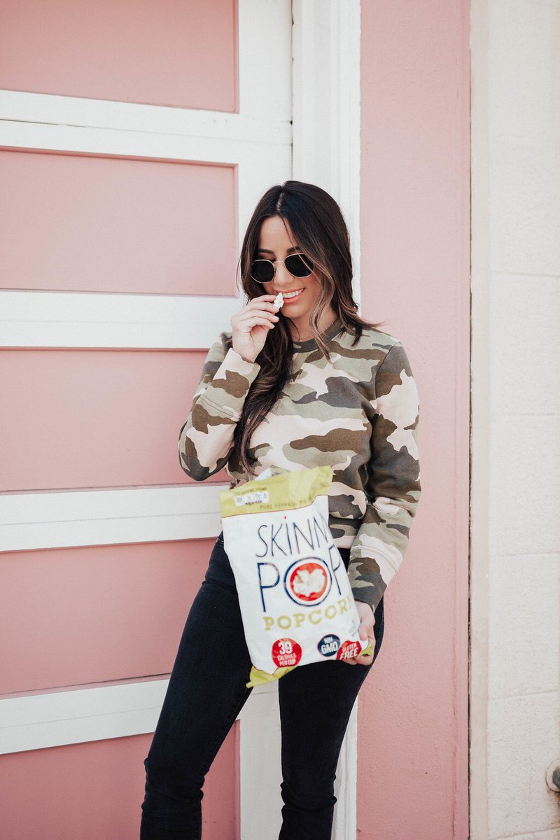 Hope your day is poppin’! (I had to do it)😉 Don’t mind me just hanging and enjoying my favorite guilt-free snack! <a href="/theskinnypop/">SkinnyPop Popcorn</a> popcorn is a delightfully different take on snack time! #ad #purepoppedperfection