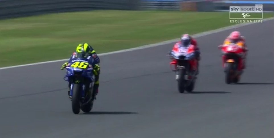 SkySportMotoGP's tweet image. Il #Dottore prova ad andare via 🌞🌜💪
#DesmoDovi passa #MM93 🔴⬆️
L'asfalto è a temperature altissime 🔥🔥🔥
1⃣ 🇮🇹 @ValeYellow46 
2⃣ 🇮🇹 @AndreaDovizioso 
3⃣ 🇪🇸 @marcmarquez93 
🇹🇭 #GiroMatto
👉 bit.ly/MotoGP-LaGara