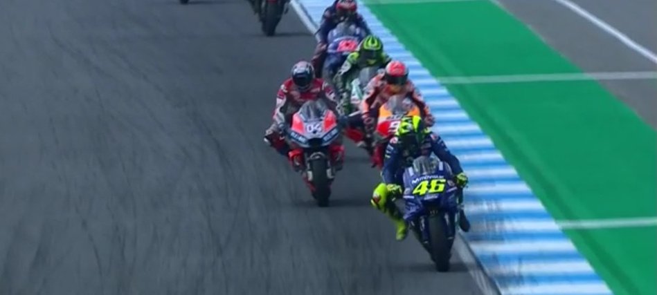 SkySportMotoGP's tweet image. Il #Dottore prova ad andare via 🌞🌜💪
#DesmoDovi passa #MM93 🔴⬆️
L'asfalto è a temperature altissime 🔥🔥🔥
1⃣ 🇮🇹 @ValeYellow46 
2⃣ 🇮🇹 @AndreaDovizioso 
3⃣ 🇪🇸 @marcmarquez93 
🇹🇭 #GiroMatto
👉 bit.ly/MotoGP-LaGara