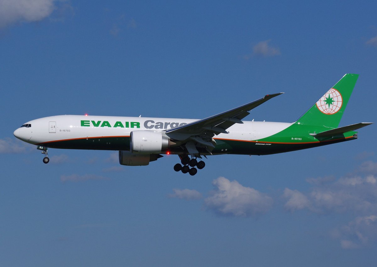 lax_peace's tweet photo. 今日の成田は大当り!
#成田空港
#NRT
#LOT
#LOTポーランド航空
#エバー航空
#EVAairways
#EVAcargo
#今日の成田空港 https://t.co/EUzjpkIttY