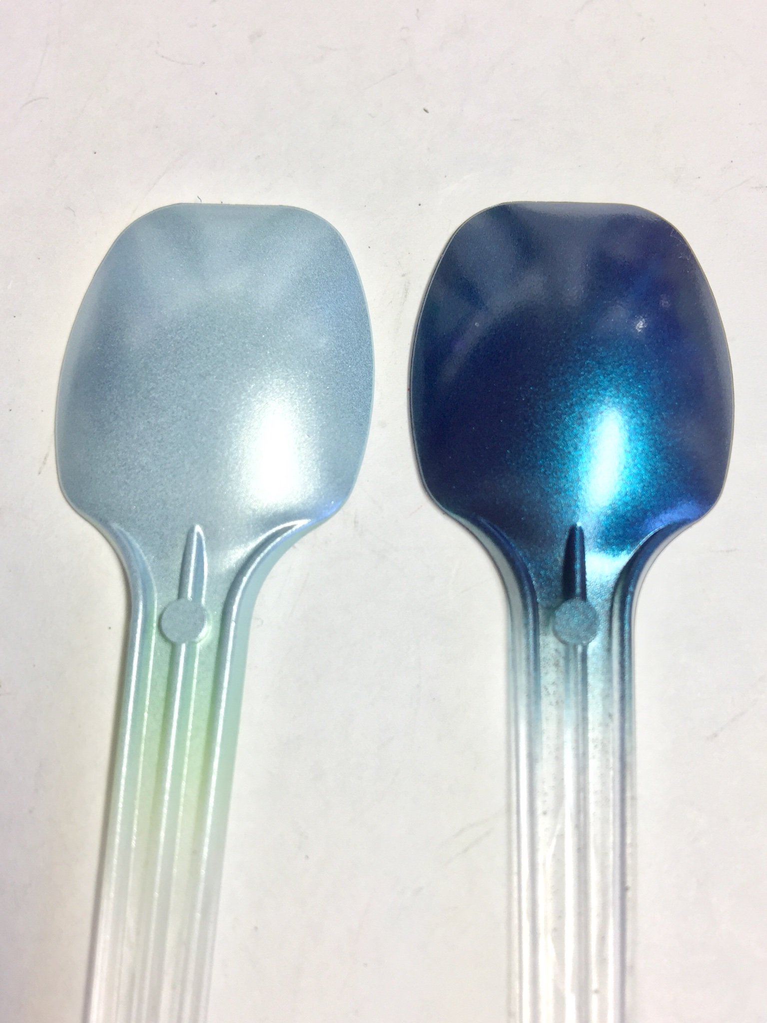 プラモ重工 在 Twitter 腹部はメタリックブルーの粒子の荒さが気になったので 黒下地から塗り直して メタリックブルー サファイアブルーを塗装 パール塗料の混色で隠蔽力が下がってスクール水着みたいな紺色に変化した模様 グレー 白下地 Gxアイスシルバー