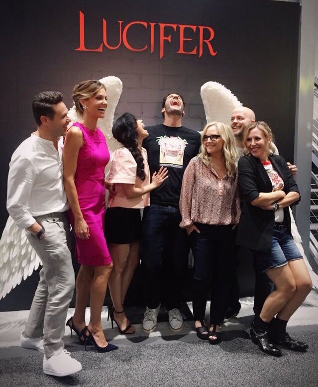 Tom_EllisFans's tweet photo. #Lucifer #PicsTsunami it will B

RT if U want more &amp; #SpreadTheLuciLove

#TomEllis #DBWoodside #KevinAlejandro #AimeeGarcia #LaurenGerman #ScarlettEstevez #LesleyAnnBrandt #TriciaHelfer #RachaelHarris crew &amp; writers all day long on @Tom_EllisFans &amp; @db_woodside pages
@dbwofficial https://t.co/FY0Xof6hnX