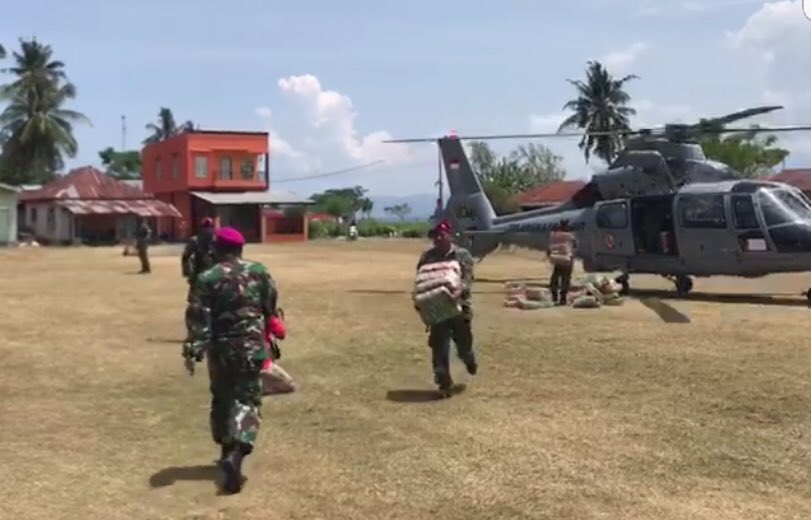 _TNIAL_'s tweet photo. TNI Angkatan Laut (TNI AL) mendistribusikan bantuan korban bencana alam di beberapa wilayah Sulawesi Tengah (Sulteng) lewat  jalur laut, darat dan udara. https://t.co/2DAIrfmu3V