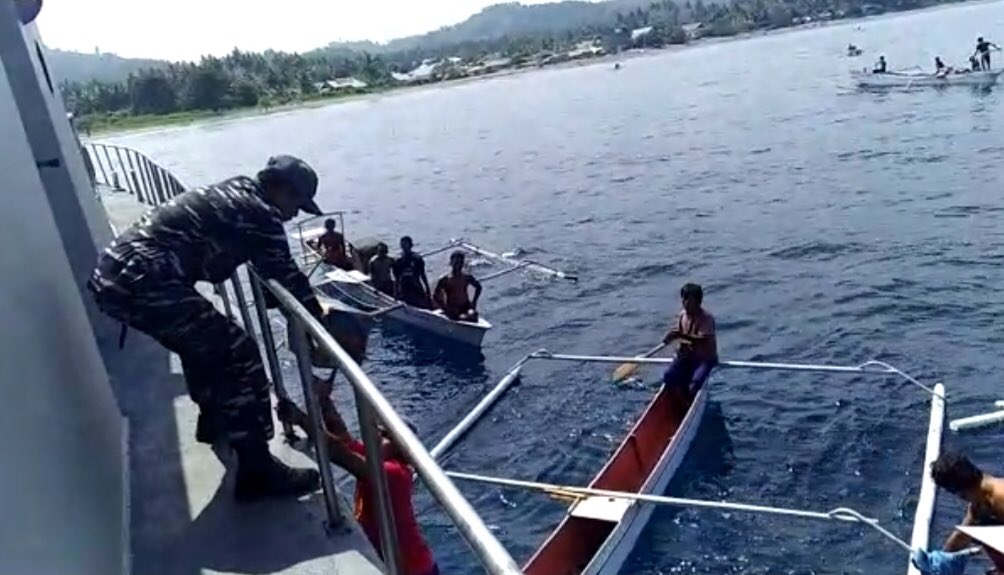 _TNIAL_'s tweet photo. TNI Angkatan Laut (TNI AL) mendistribusikan bantuan korban bencana alam di beberapa wilayah Sulawesi Tengah (Sulteng) lewat  jalur laut, darat dan udara. https://t.co/2DAIrfmu3V