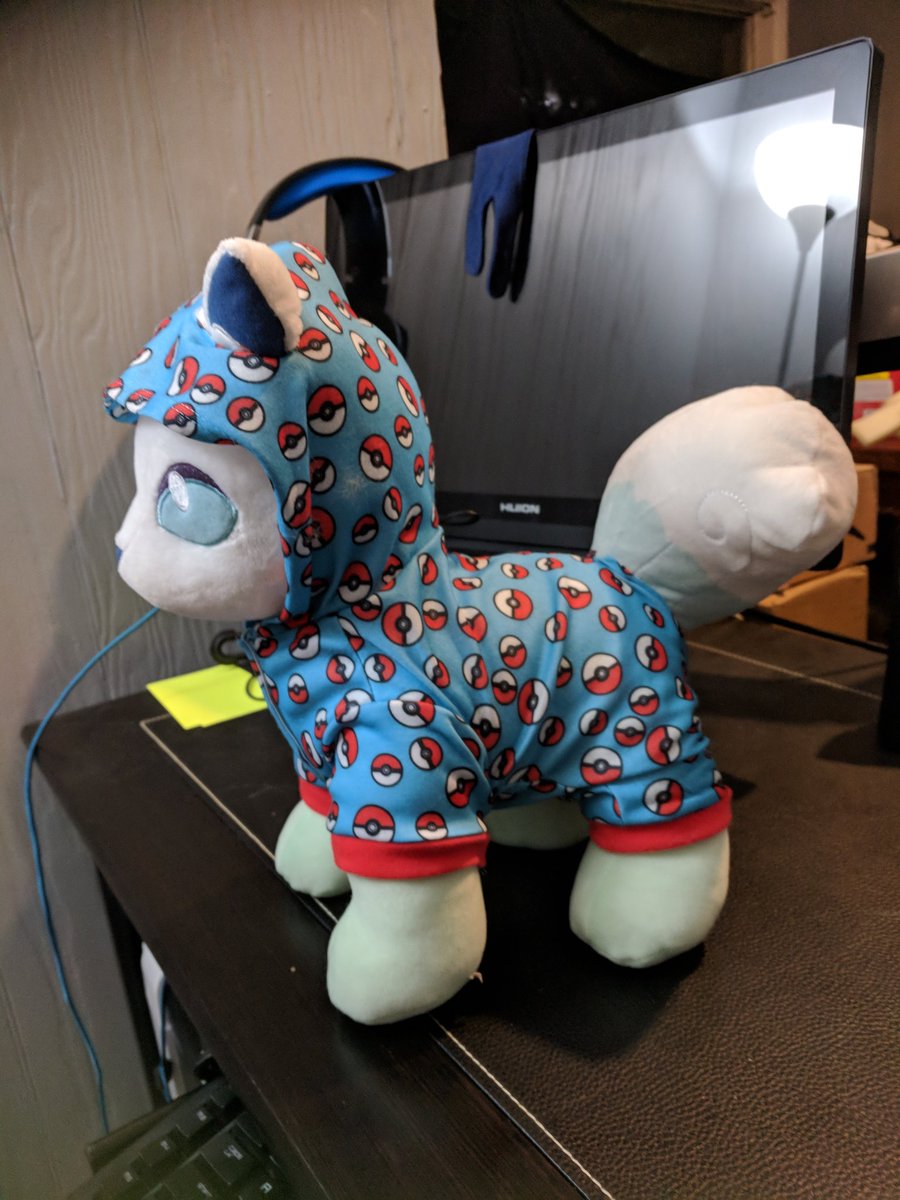 Zaebrael's tweet photo. Managed to get this Vulpix in Eevee's onesie. *flex* https://t.co/EdLuWs7WEP