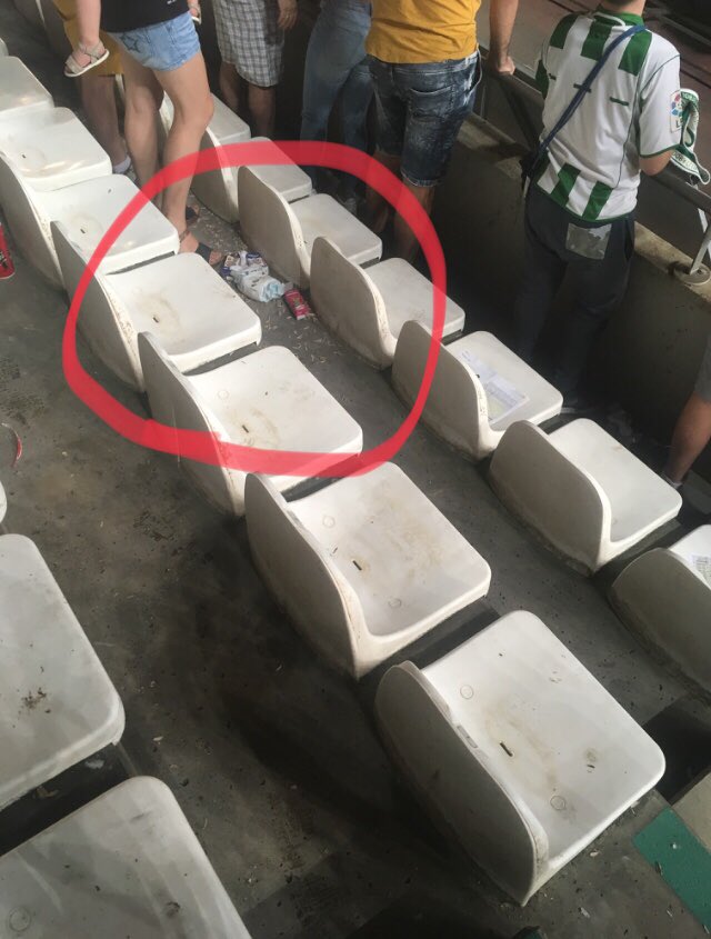 karoleta13's tweet photo. Hola @Cordobacfsad. En el fondo sur hay una señora que tooodos los partidos le cambia los pañales a su hija sin levantarse del asiento y deja el pastelito tirado en el suelo, sin bolsa ni nada. Nadie puede darle un toque? Es que es muy asqueroso! https://t.co/X20d3smUBl