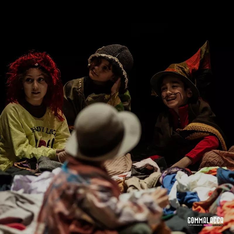 GommalaccaT's tweet photo. Accade a teatro...
Parlare, vedere, agire in modo sempre diverso. Interpretare storie e raccontarle con il corpo aggiungendo, inventando, creando.
Da #GommalaccaTeatro sta per cominciare il laboratorio di ricerca scenica #LAKLASS a partire da 6 anni.
Per info chiama al 3933054088 https://t.co/ocuuM8CSI7