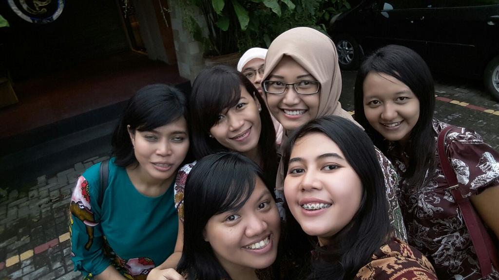 novilaa_'s tweet photo. @TelkomCare Batik time.. Ya,, ini cara kita melestarikan budaya.. Hangout dg berbatik.. Krn kami cinta budaya dan produk Indonesia, #SelfieBatikTelkomCare #WefieBatikTelkomCare @Dmaharanilaksn @huuriiaa_ @myti_ah https://t.co/0DWNSvKibw