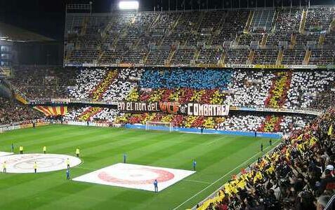 Valfaraig78's tweet photo. Tifos #ValenciaBarça en Mestalla cuando el ambiente, el color y la animación era más importante q las acciones comerciales. @valenciacf 🦇 @CN10_VCF #NoTodoVale #TotsAMestalla 🏟 
#TotsEnSenyera #TotsEnBufandes 
#CentenariVCF 💯 
🏁SEMPRE AMUNT!!🏁 https://t.co/zW8C8JUTMD