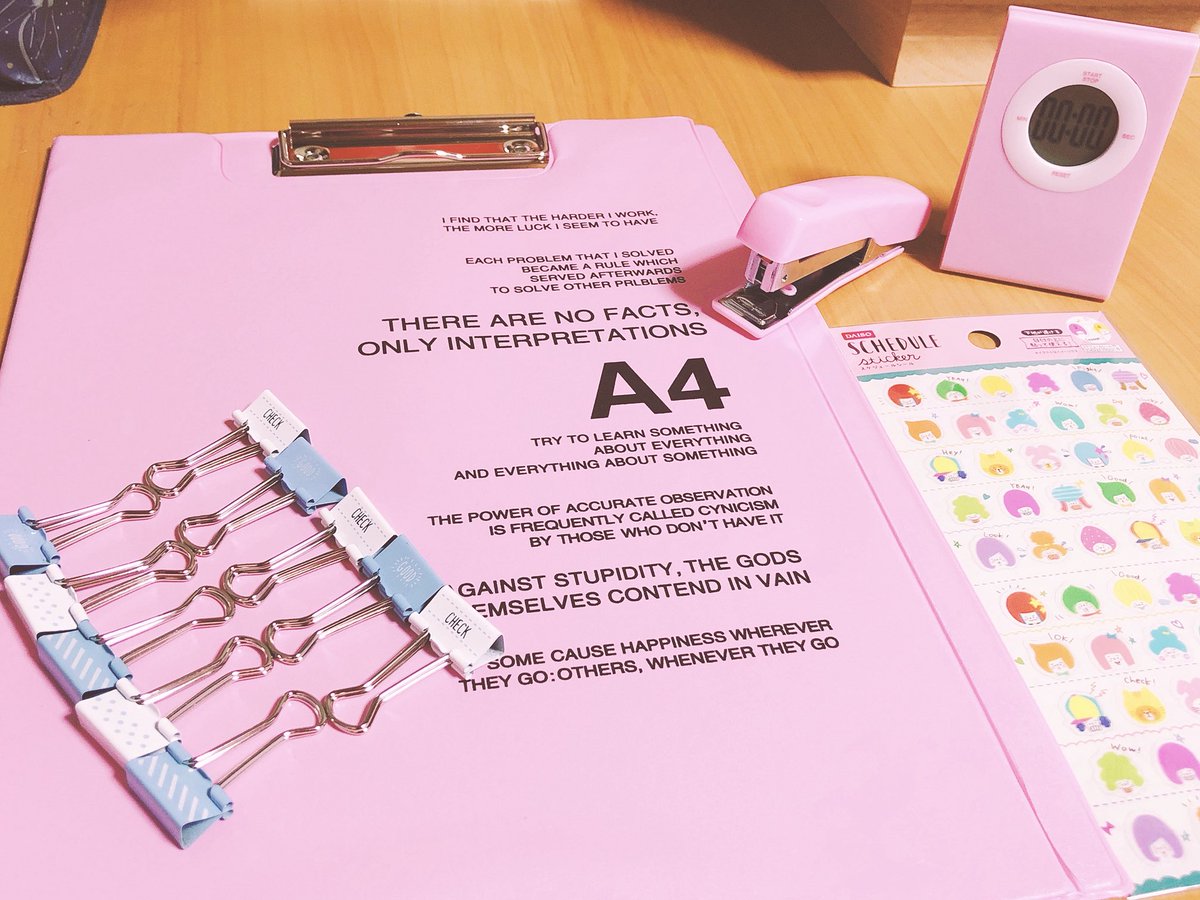 沼にハマったどっかの佐々木 No Twitter Daiso 勉強道具 文房具 ここ最近中高生に人気だったピンクピンクな子たちをおばさんもお出迎えしてしまった 大人になってもピンクは好きでいさせてください クリップボードとタイマーとホッチキスをピンクにしたので