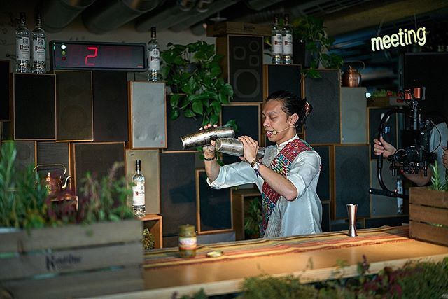 Lester Legon trowing his energy in the room giving us all a fisherman's friend moment. What a collection of stories and local projects still can't believe what you guys did. #lesterligon #familyyoumake #Ketelone#SocialResponsibility #WorldClass2018 ift.tt/2zWk3ZD