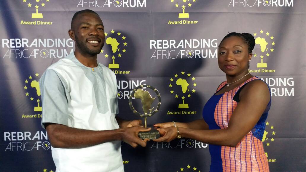 « Rebranding Africa Innovation  Award 2018 remis par Mme @AudreyPulvar à Mr @flavienkouatcha qui a aussi remporté un chèque de 10 000€ pour encourager son entreprise  #RAA2018 #RAF2018 »

  x.com/rebrandingaf/s…