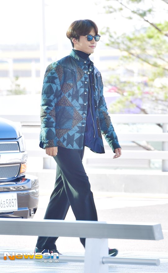 eukybeardrama's tweet photo. This outfit... 😓 Spotted at Incheon airport flying overseas for a photoshoot. #양세종 #ヤンセジョン #梁世宗 #YangSeJong https://t.co/HcF1K7vf2S