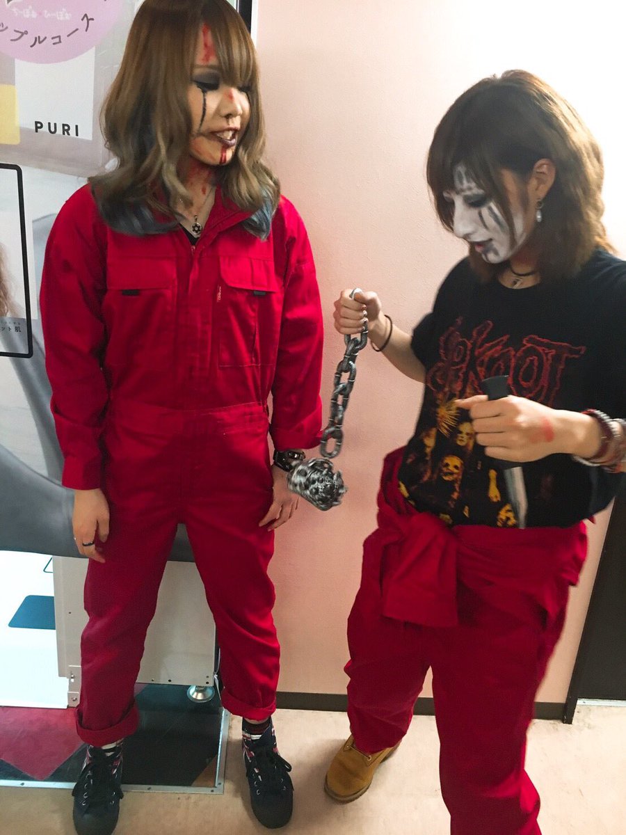 ななこカミナリワン Di Twitter バンドメイドで着るメイド服を押入れから10年ぶりくらいに引っ張り出したら バニーガールとナースとセーラー服と謎のドレスとプリキュアガチコスとスリップノットコス用の 赤いつなぎとジョーイのお面発掘した