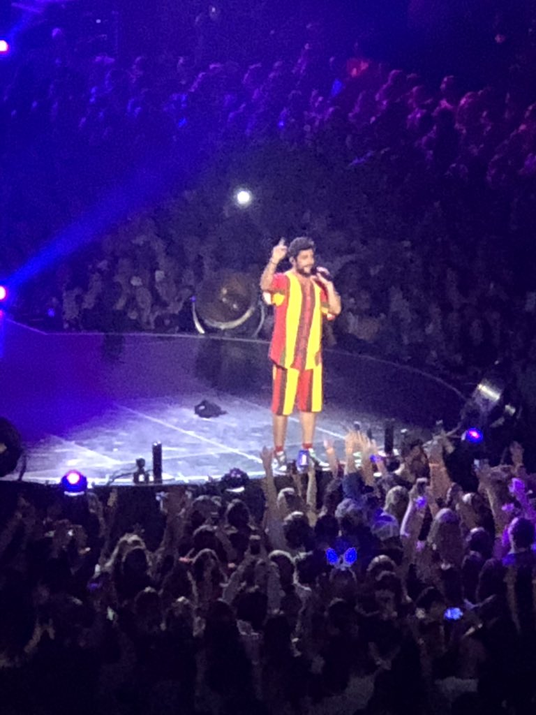 SamiKubiak's tweet photo. Thank you @ThomasRhett for bring the #LifeChangesTour to Grand Rapids tonight and absolutely killing it! #EveryNightShouldBe90sNight https://t.co/sv1RAivUGD