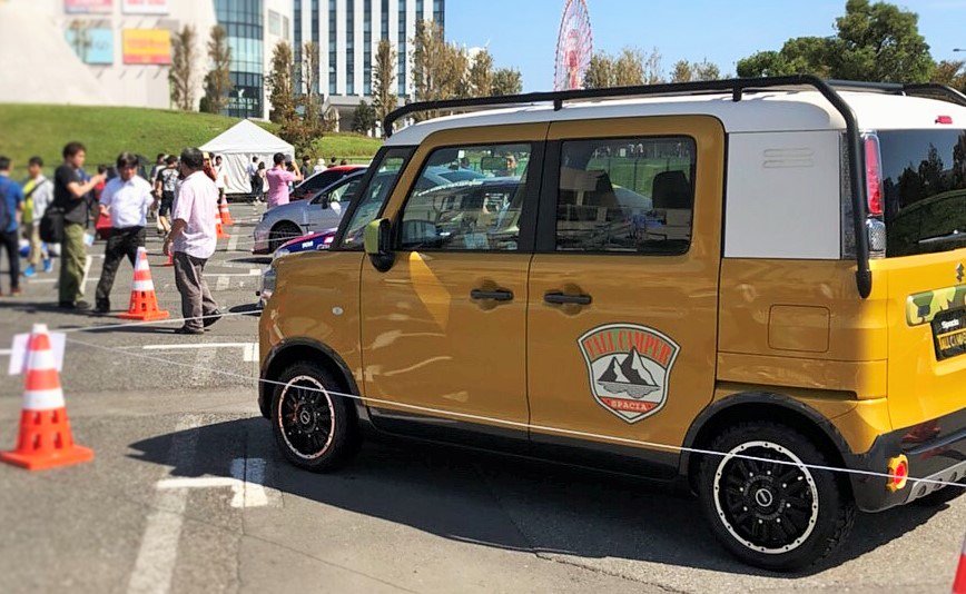 suzukicojp's tweet photo. ＼ #東京モーターフェス2018 レポート②／

東京モーターフェス2018、2日目♪

「レース参戦車・カスタマイズカー展示」では、＃スペーシア トールキャンパーを展示中！

さらに、公道に設定されたコースで新型 ＃ジムニー や #スイフトスポーツ をご試乗できます！

明日まで開催中。 https://t.co/MLW79LRrWS