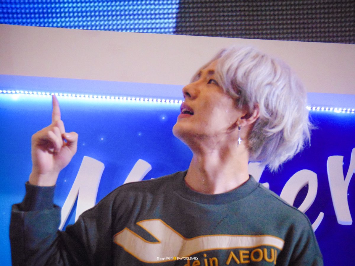 950207daily's tweet photo. 180916 [HD/PIC] All That Winter Korea Travel Fair 2018 - Part 1 @ Glorietta 2 Activity Center, Makati
.
@caroline2222216 #THEKING #더킹 #김바울 #바울 #bawool #kimbawool #김막내 #방짱 #폴오빠 #bawooldaily
.
🌻DO NOT EDIT/CROP LOGO🙏🌻 https://t.co/OJRsjw7AXO