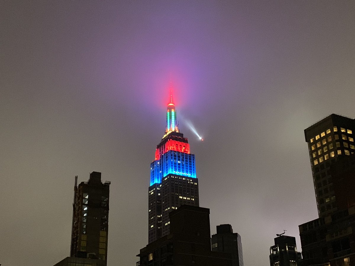 mcwm's tweet photo. What is going on with the Empire State Building https://t.co/M4dwzWwDLC