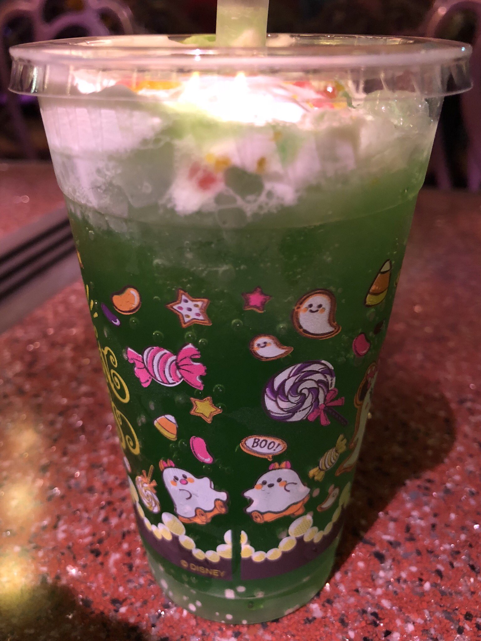 Shunsuke ディズニーハロウィーンのメロンソーダホイップクリーム Amp パイナップルシロップも飲みました パッケージにはハロウィーンらしいオバケに変身したおかしが描かれています Tdr Food T Co Rvlq69raxo Twitter
