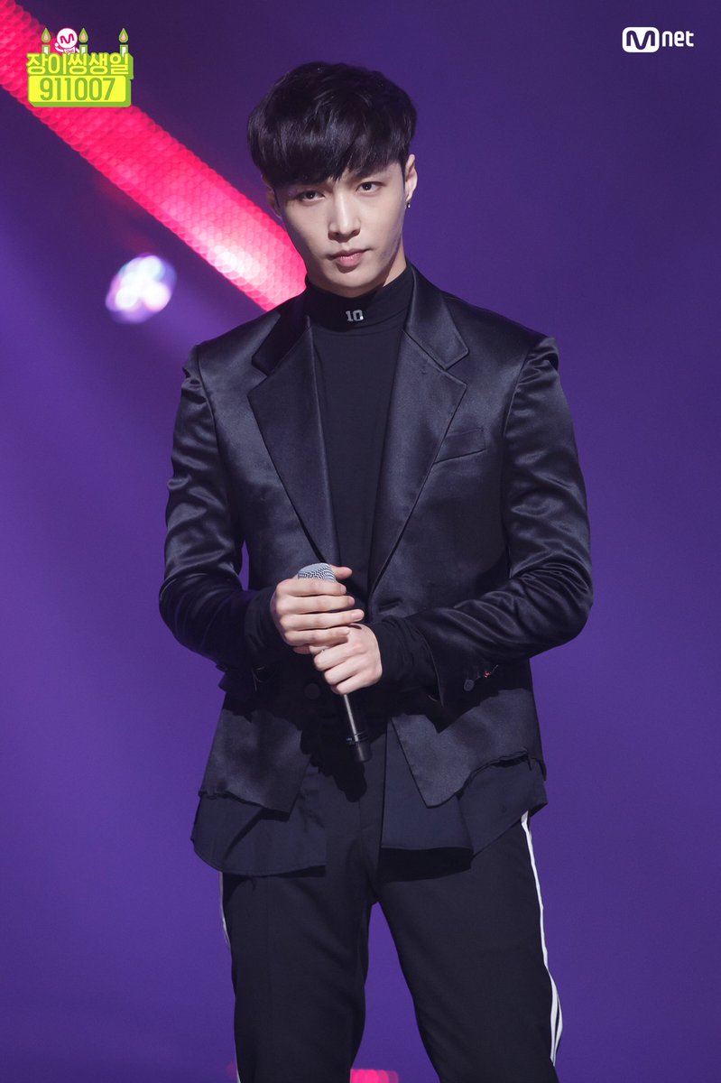 Mnet_Chat's tweet photo. 🎂EXO의 소중한 힐링 천사🎂
#레이 의 생일을 축하합니다!
Happy birthday to Lay!

#HappyLayDay
#HappyYixingDay
#레이야생일축하해
#엑소 #EXO #레이 #LAY #장이씽 #张艺兴 https://t.co/6mxKNDzVrU