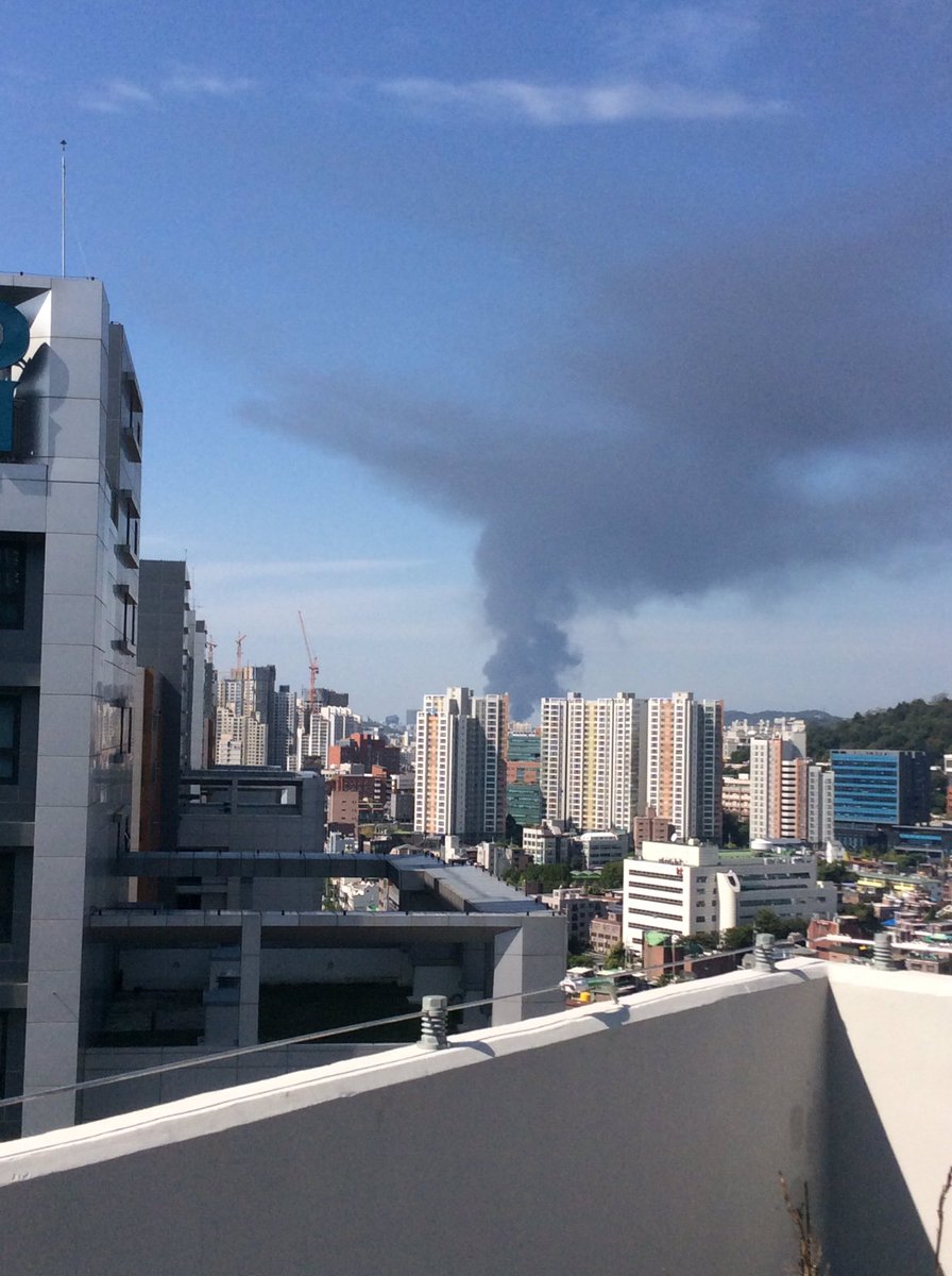9bP's tweet image. 날이 좋아서 딸래미하고 옥상 올라왔더니 왠 까만 구름이...
화재 검색하니 고양시에 휘발유탱크 화재가 발생했다 하네요.
여긴 마포구인데 화재 크게 났나봐요 #고양시 #휘발유탱크 #화재