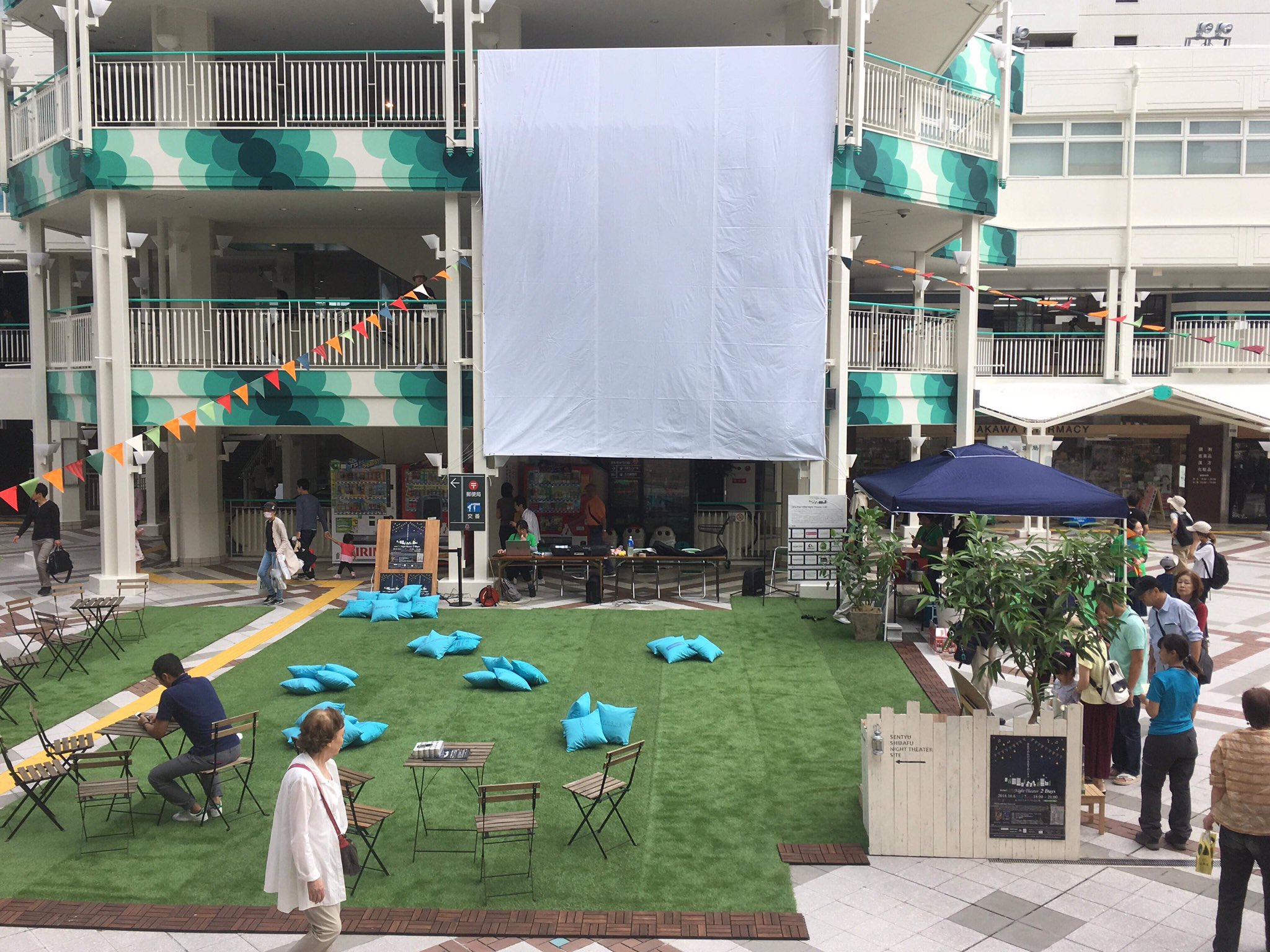 せんちゅう芝生ナイトシアター 会場できました 物販15時 映画上映は18時からです 映画 せんちゅう芝生nighttheater ナイトシアター 野外映画上映会 野外映画 野外シアター Sotoシネマ 千里中央活性化 パブリックスペース 千里中央 T
