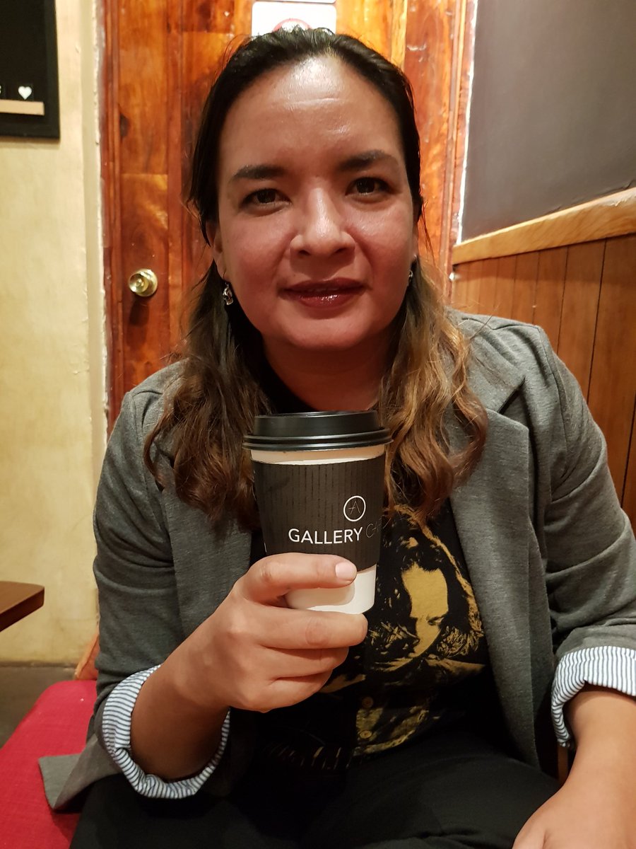 SSeleneMoreno's tweet photo. Mientras @FrankAlcaraz87 me tomaba una foto (porque con mi selfie se me veían mucho mis ojeras) comentó casualmente: ¿y si mejor te pones los lentes? 😑
Y la verdad que sí estuvo mejor... ¡Más selfies con lentes oscuros!
#almost38 #honestfriends https://t.co/kSxI6iZAws
