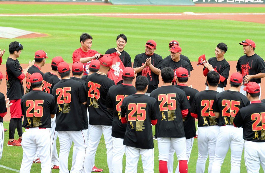 ➡カープ新井さん『三冠王Tシャツ』着用！併殺×三振×失策のデザインに