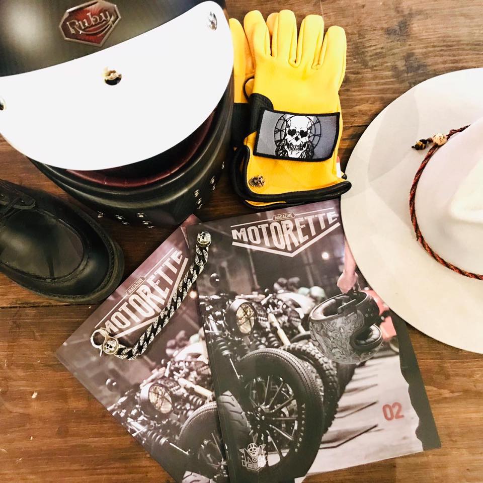_Motorette's tweet photo. Bendita lectura... #motorettemagazine #rubyhelmets con todo en este número 2 de Motorette https://t.co/N2d2PfsFBe