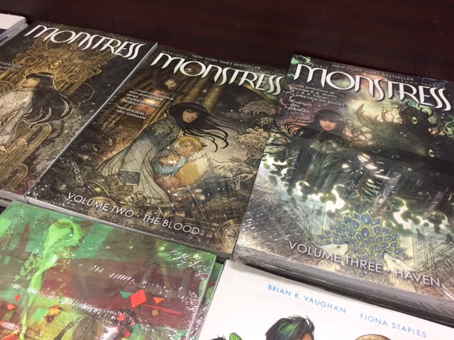 Bookskinokuniyatokyo 洋書専門店 On Twitter グラフィックノベル Monstress がアイズナー賞 ヒューゴー 賞に続いて ハーベイ賞も受賞 おめでとうございます 普段は海外マンガを読まない方にもタケダサナ先生が描く美しい絵を知ってもらえますように Bktに