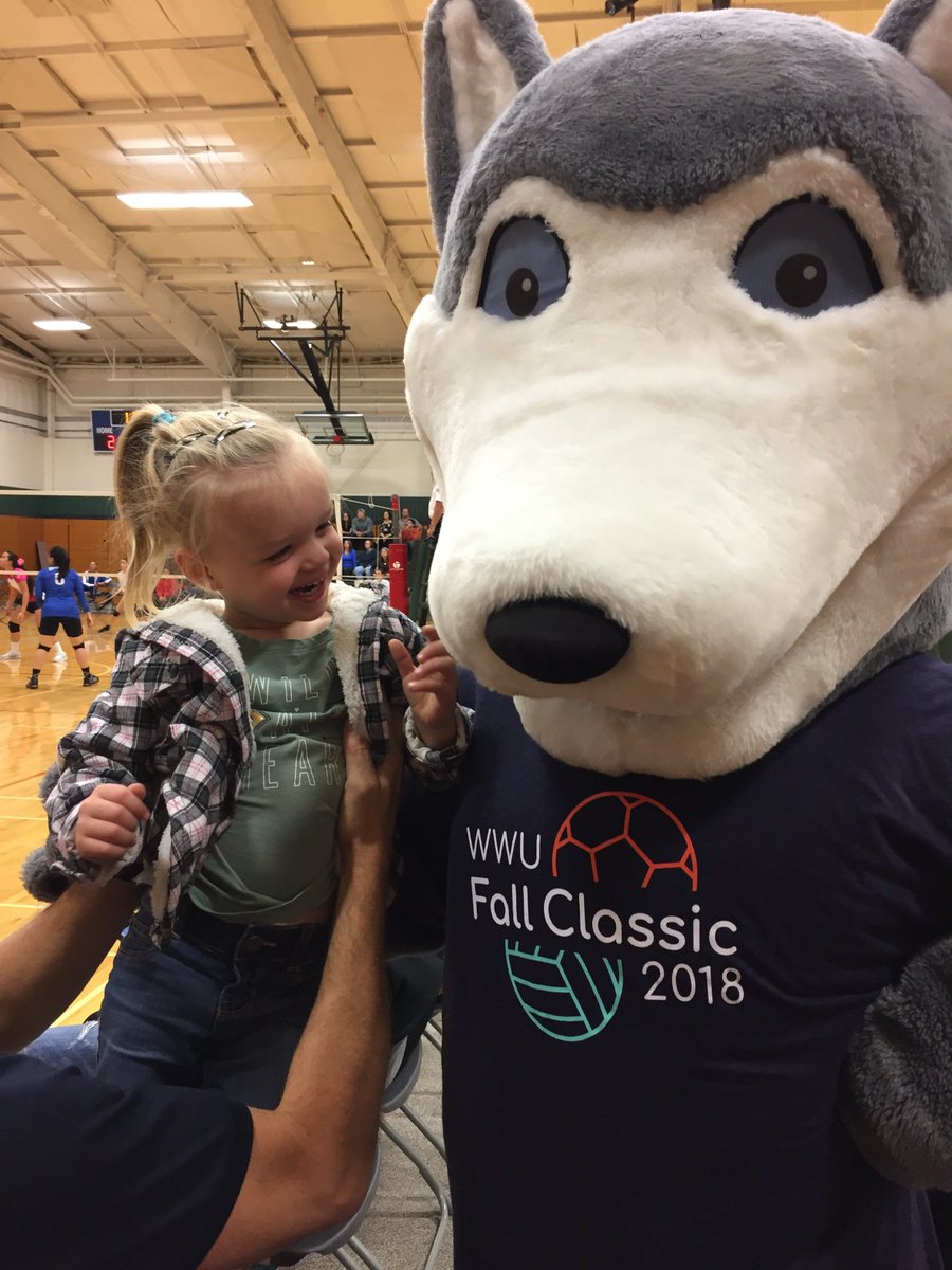 WWUtournaments's tweet photo. Wally has made an appearance and is making fast friends with the crowd!
#FallClassic2018 https://t.co/1OmqBeB9CV