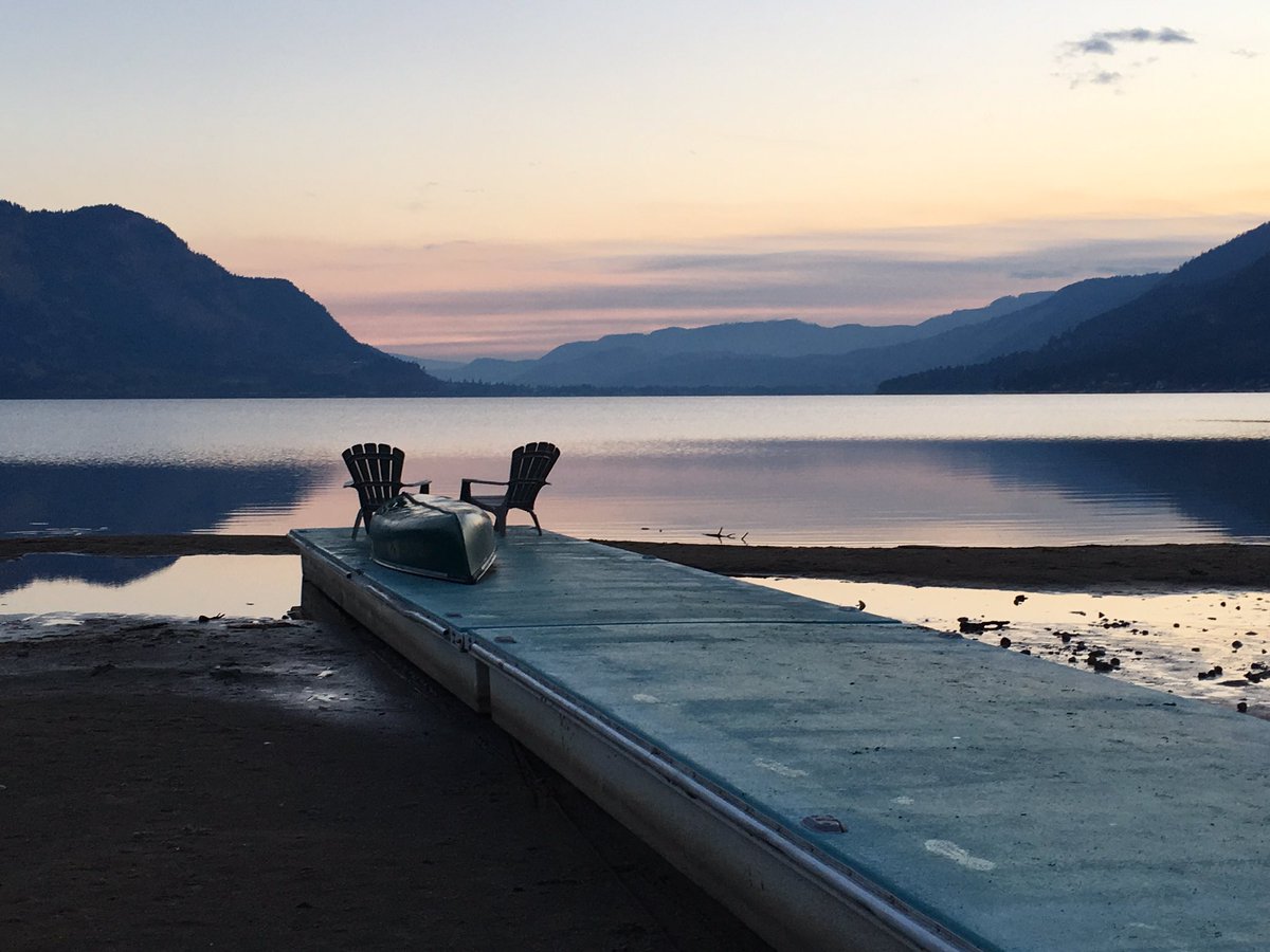 MichelJoerg's tweet photo. #GoodNight from @Quaaoutlodge at the shores of Little #Shuswap Lake 🌅 #gomedia2018 #shareshuswap #explorebc #explorecanada #kanada #socanadian https://t.co/uoJuuAjbt1