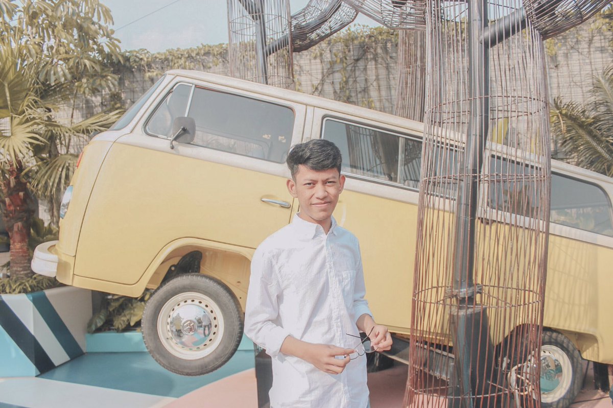 pistachiogb's tweet image. [Tutorial Filter Lightroom Thread]

Oke, karena tadi pas ngirim di base pada minta tutorialnya, baiklah aku bakal share tutorial edit foto kaya di bawah ini.
Jadi, step editnya :
Lightroom - Vsco - Lightroom