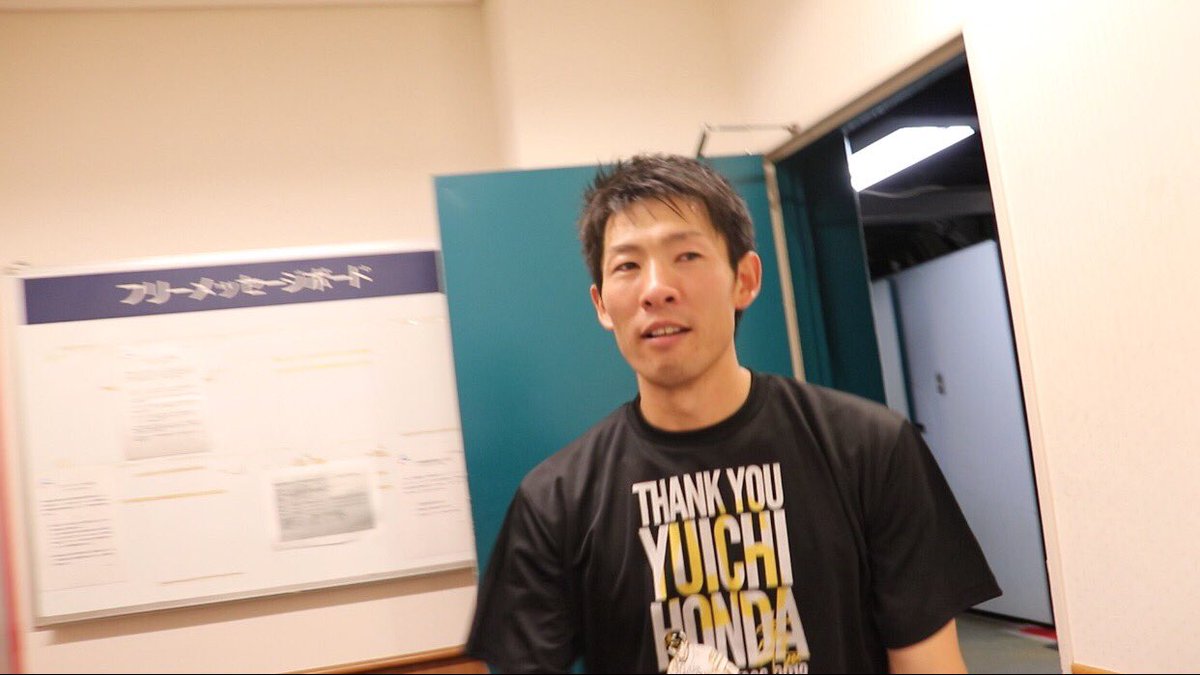 HAWKS_official's tweet photo. そして、セレモニーを終え「…これは、ヤバい。もう…ヤバいね。」 と言いながら、1人サロンに戻ってきた本多選手。

入るやいなや、座り込んでしまいました。

球場中全ての想いを受け取ったようでした(^^)

#sbhawks https://t.co/fqmrQJUgtl