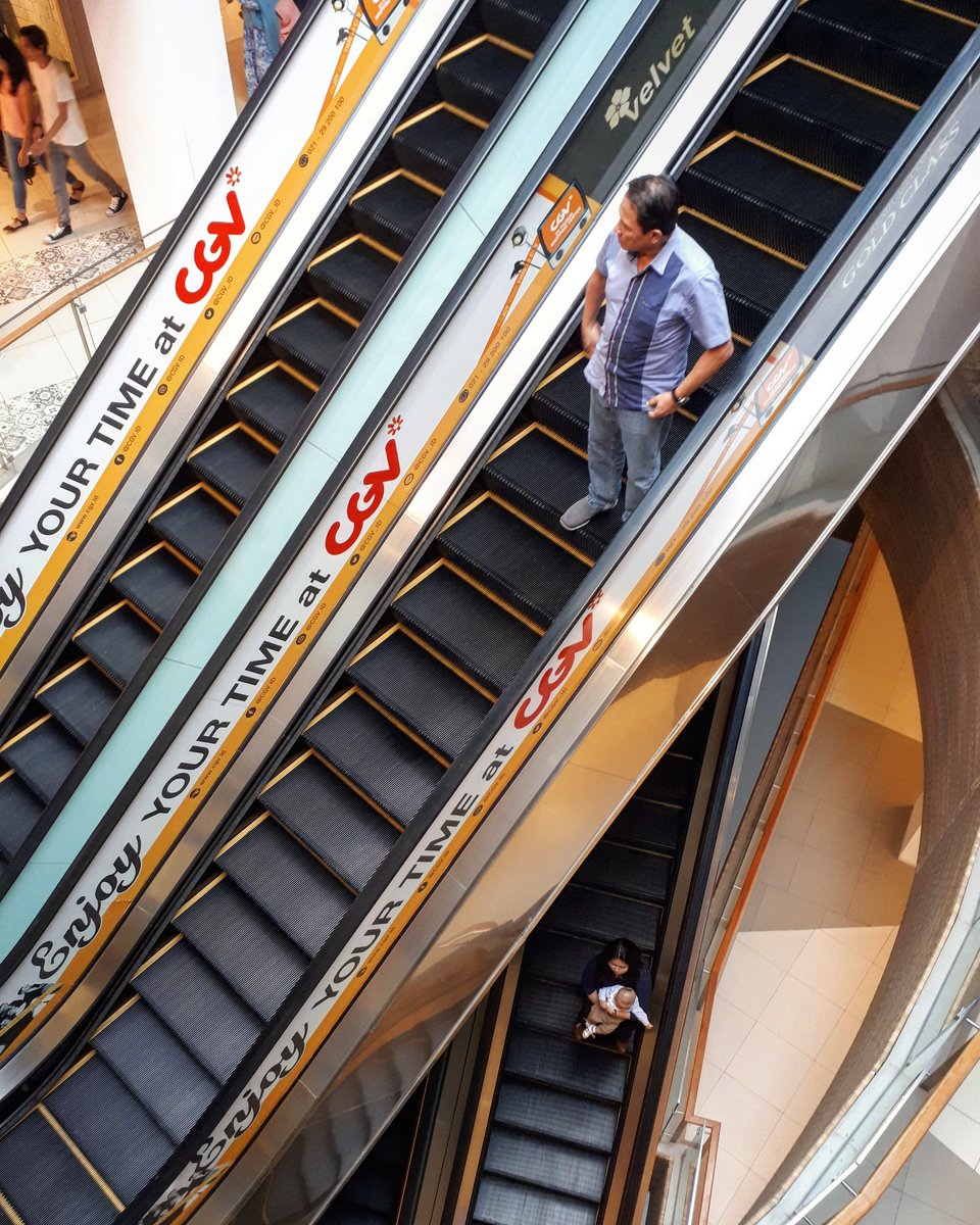 Saling mencari mungkin tak akan bisa bertemu, lempar suarmu biar aku mencari,  dan kau cukup menunggu untuk ditemukan..
.
.
.
#jarejella #hilang #cari #tunggu #mencari #looking #missing #eskalator #ayah #ibu #anak #moment #family #photo #photography #mall #store #story #sunday