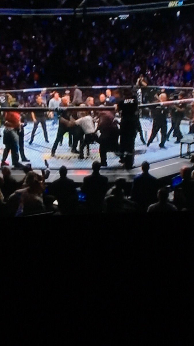 CarlosSanMa91's tweet photo. Estamos de acuerdo que la pelea después de la pelea fue mejor que la pelea oficial?? 😂🤣😂 #UFCxFOX https://t.co/01zOQgWkrT