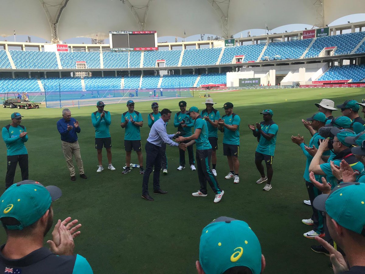 Mr Cricket Mike Hussey hands over a Baggy Green to <a href="/marnus3cricket/">Marnus Labuschagne</a> in Dubai! 

A special moment for the three new Aussie Test players! #PAKvAUS