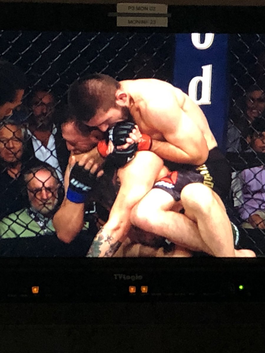 RMCSportCombat's tweet image. AND STILL🔥🔥 !!!!! Khabib Nurmagomedov s’impose sur Conor McGregor sur soumission par etrangemement arrière !!!! Le Russe conserve sa ceinture 👑 

💥💥 La fin de combat dégénère et se termine en BAGARRE GENERALE. Du JAMAIS VU dans l’histoire de l’UFC 😱😱😱
#RMCSport #UFC229