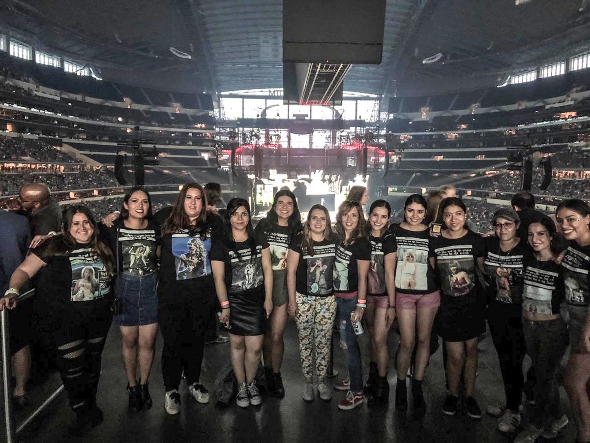 latinslovertour's tweet image. Latin Swifties who came all the way from Mexico 🇲🇽 to #repTourArlington! You all looked amazing, we’re so glad you had an awesome time! #LatinSwiftiesOnRepTour @taylornation13 @taylorswift13 #repTourDallas @shatterswift